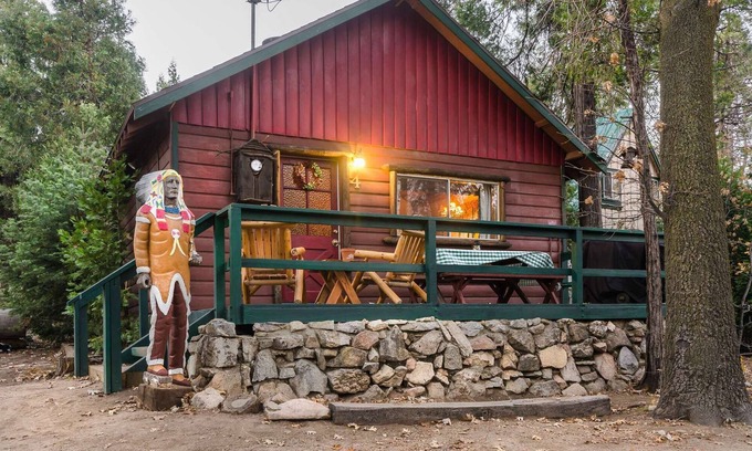 Twin Peaks Hotel | Indian Outpost - Native America Themed | Close to the Pool | Horseshoes