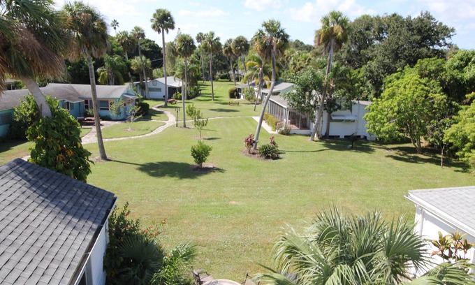 St. Lucie Village Cottage | Indian River lagoon Fishing Cottage 2 miles from the Atlantic Ocean w/250 dock