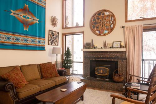 Elkhorn Village Apartment | Indian Springs Condo 2415