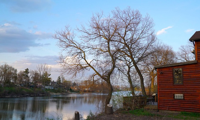 Miller Beach Cottage | Indiana Dunes. Split-log Cottage on Lagoon. 3blks Lake Michigan/Beach. Bikes.