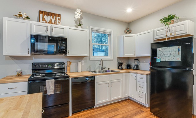 Indianapolis Cottage | Indianapolis Home w/Fire Pit: 3 Mi to Downtown!