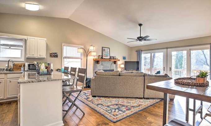Waleska Cottage | 'Indigo Cottage' w/Deck on Lake Arrowhead!