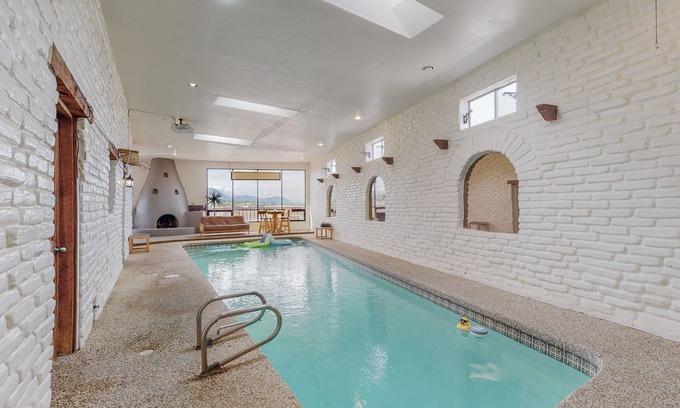 Albuquerque House | 🏊♂️Indoor Heated Pool♨️Hot Tub♨️Sauna, Foosball🧳Sleeps 18🌄Mtn Views