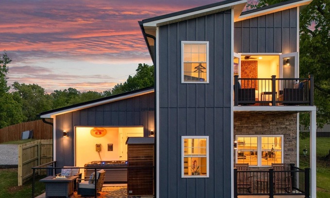 Sharps Chapel Villa | Indoor Hot Tub Mountain Top/Retreat 5 mins. to Norris Lake, AC, Wi-Fi and more