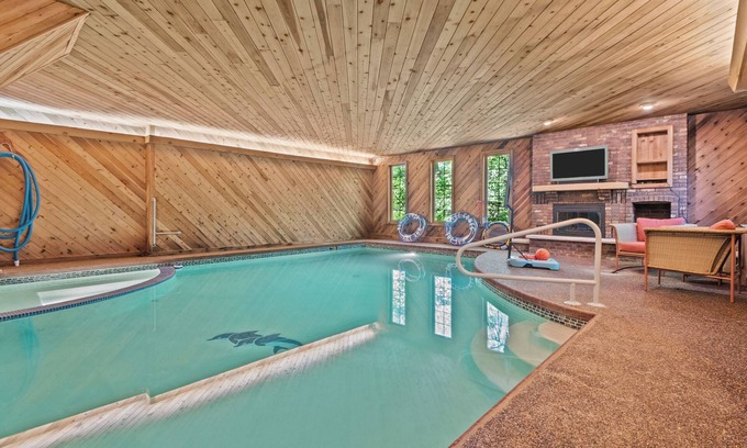 Green Bay House | Indoor Pool&Hot tub, Game Room, Sauna, Movie Room