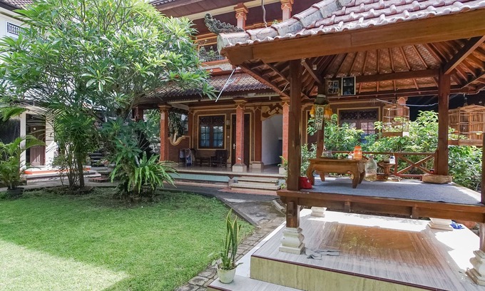 Sunset Road House | Indopurejoy House - Komala Indah Cottages - Hostel
