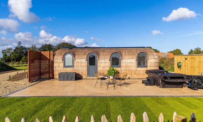 Arnold Cottage | INDREK - MAYFLOWER MEADOW, romantic, with hot tub in Brandesburton