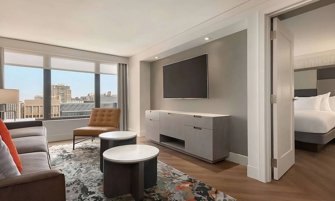 Streeterville Hotel | Indulge in Home Like Comfort! Parking, Onsite Pool, Close to Navy Pier