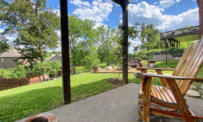 Hermitage House | Indulge in Relaxation:King Bed Suite with Park Access for Your Ultimate Getaway!