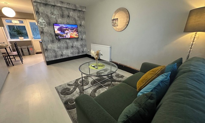 Swindon House | Indulgent Cozy 2 BR home