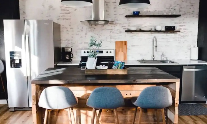 Tri-Cities House | Industria - Private ground floor apartment, loaded with amenities.