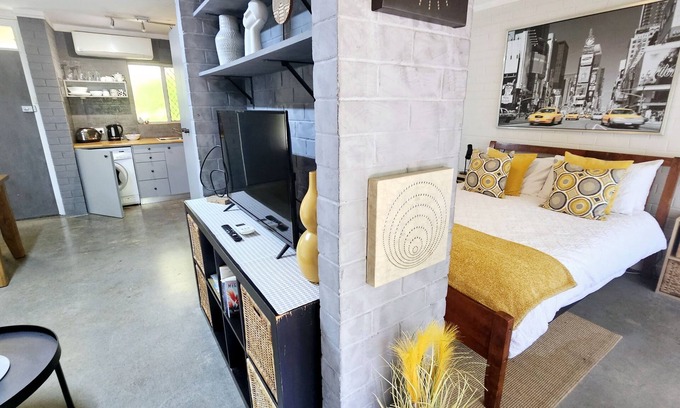 Shenton Park Apartment | Industrial 11 - 1BRM Unit with Courtyard & Parking