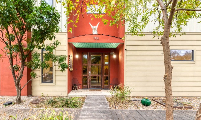 Rosewood House | Industrial Loft perfect for Foodies - KING beds
