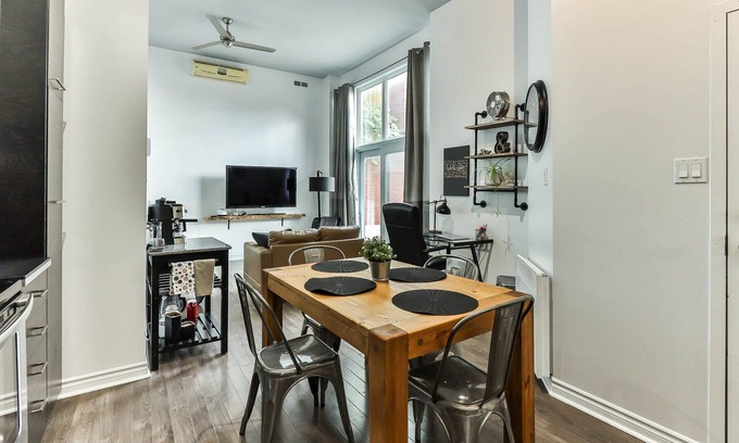 Gatineau Apartment | Industrial studio *12 foot ceiling*