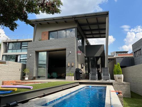 Lynnwood Ridge House | Industrial Style Luxury Smart Mansion