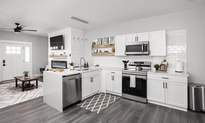 Mapleton/Fall Creek House | Indy City Stay | Room for 6 | Modern Comfort