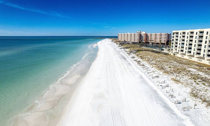 Holiday Isle Condo | Inlet Reef 109 3 Bedroom Condo by RedAwning