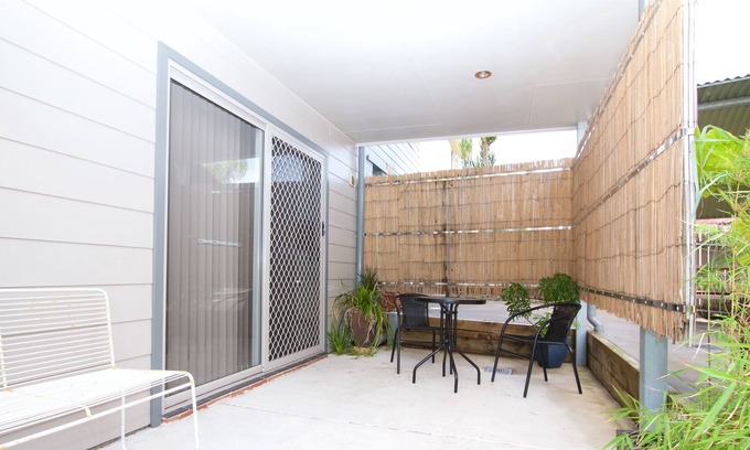 Tighes Hill Apartment | Inner City Private Studio Hideaway