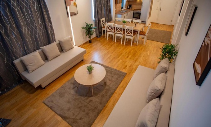 Innsbruck Apartment | Innsbruck East Side Apartment I Free Street Parking