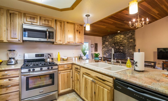 Yosemite West House | Inside Yosemite Sierra Blossom