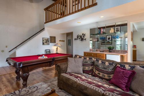 Yosemite West House | Inside Yosemite Mountain Beauty