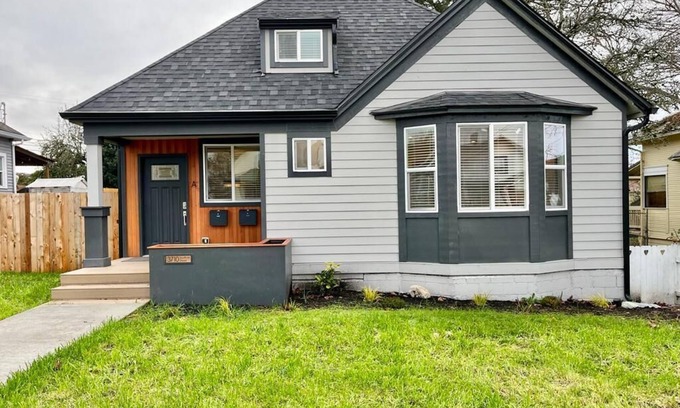South Tacoma House | Insta-worthy! 2 Bedroom Fancy Townhouse Duplex