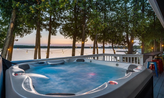 Ellison Bay Cottage | Insta-worthy Waterfront Cottage with Hot Tub