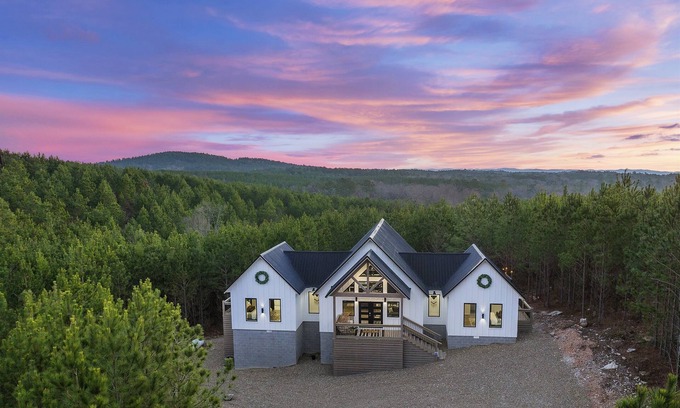 Broken Bow Cabin | Instaworthy Cabin in Central Location/Patio Oasis!