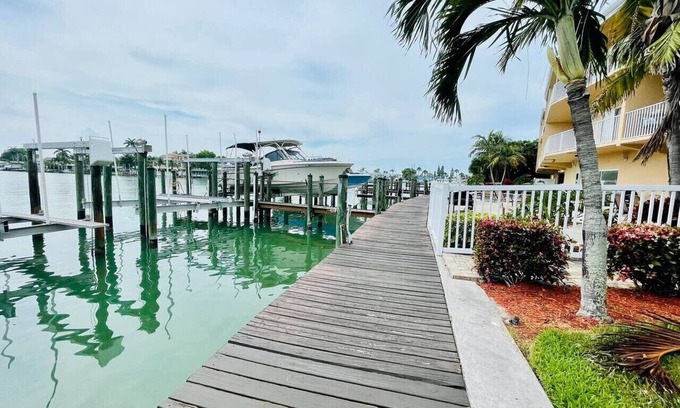 Capri Isle Condo | Inter-coastal Piece of Paradise ? Walk to Beach