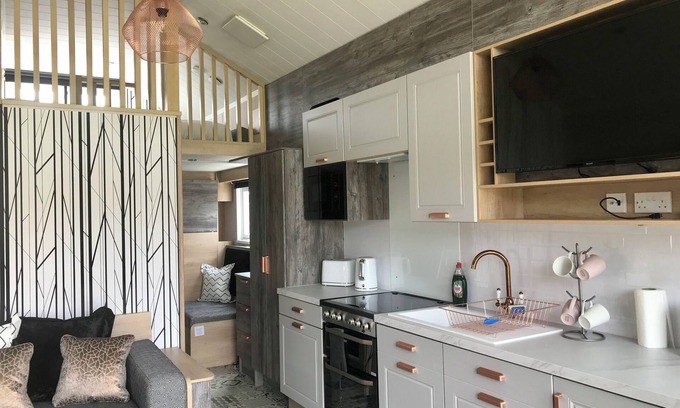 South Galson Cabin | Inverness Lodge-Free Parking-Balcony-Sleeps 4