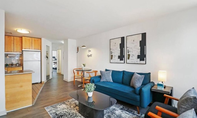 Hyde Park Apartment | Inviting 2-Bedroom Apt in Hyde Park - The Blackwood rep