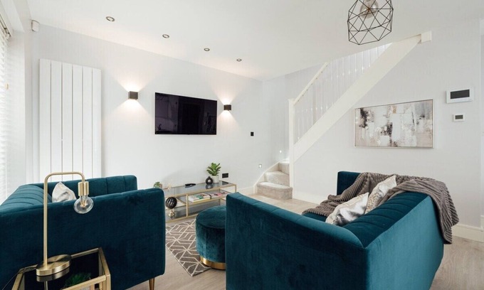 Dorking Apartment | Inviting 2BR House in Dorking