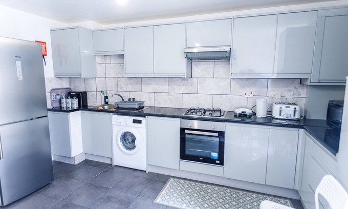 Thamesmead House | Inviting 3-Bed House in London, stay up to 6