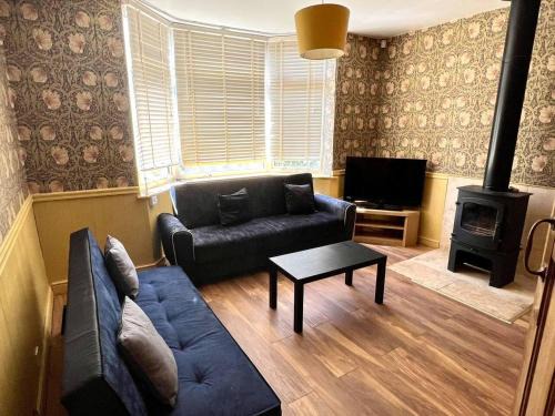 Runnymede House | Inviting 4-Bed House near Heathrow w Fireplace