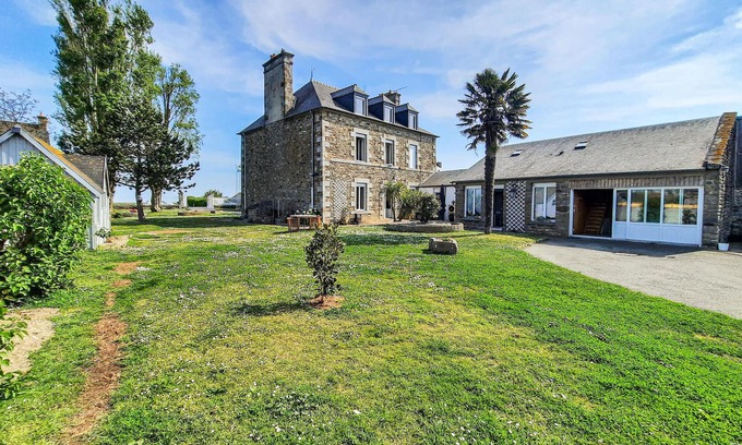 Le Vivier-sur-Mer Apartment | Inviting apartment directly on the sea.