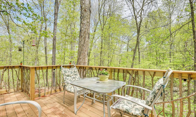 Vulcan Cabin | Inviting Des Arc Cabin w/Fire Pit + Deck!