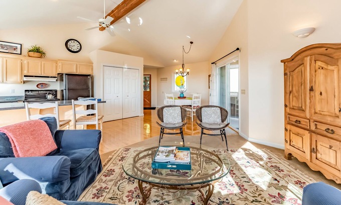 Arcata House | Inviting home next to Arcata's Redwood Forest w/ panoramic views of the bay