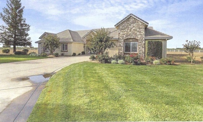 Victor House | Inviting Home on 2.5 acres, Near Vineyards