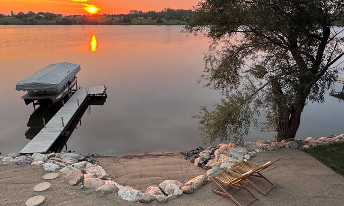 Aberdeen House | Inviting lakefront property on the shore of Richmond Lake outside of Aberdeen