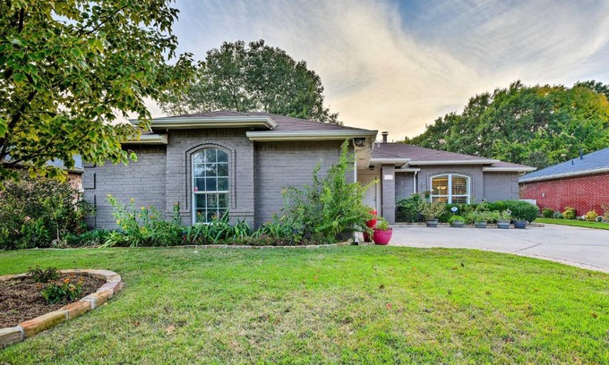 Lewisville House | Inviting Lewisville House with Patio and Grill!