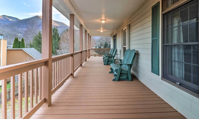 Valley Creek Run House | Inviting Maggie Valley House ~ 4 Mi to Slopes