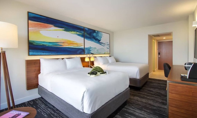Central Beach Hotel | Inviting Ocean Stay with Pool Access Near Las Olas Blvd - 4 Relaxing Units