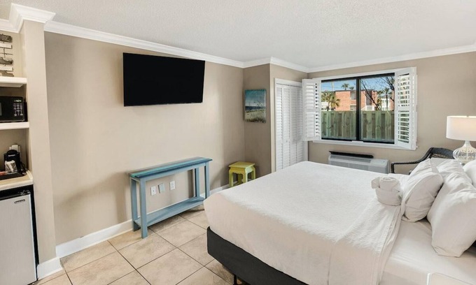 Litchfield by the Sea Apartment | Inviting Retreat Resort View King Rm 1st Floor