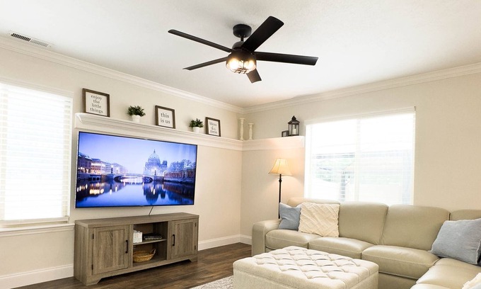 Pleasant Grove House | Inviting Retreat Nestled in Pleasant Grove - Your Comfortable Townhome