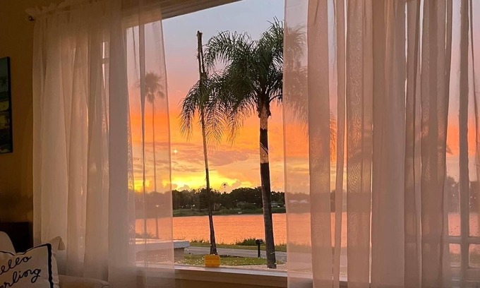Florida South Atlantic Coast House | Inviting, Spacious, Relaxing & fun W/Lakeview and modern Historic Charm! 3/2.5