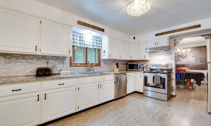 Bassett House | Inviting Twin Lakes Home w/ Indoor + Outdoor Bars!