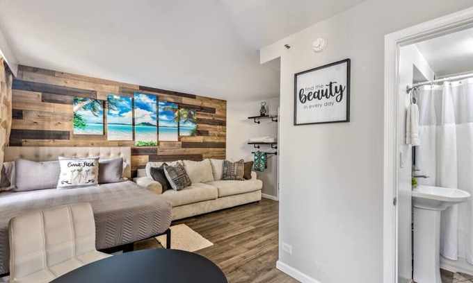 Diamond Head - Kapahulu - St. Louis Condo | Inviting Waikiki Grand Hotel Room-1 Block to Beach
