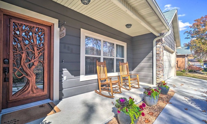 Sevierville House | Irresistible Retreat w Pool Hot Tub Arcade
