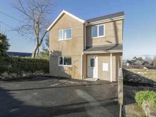 Dinas House | Isallt