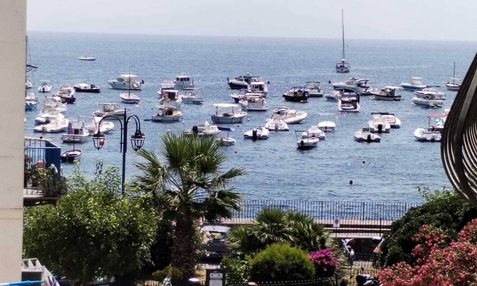 Ischia Porto Apartment | Ischia Ponte Romantic Apartment in the Historical Center and Near the sea